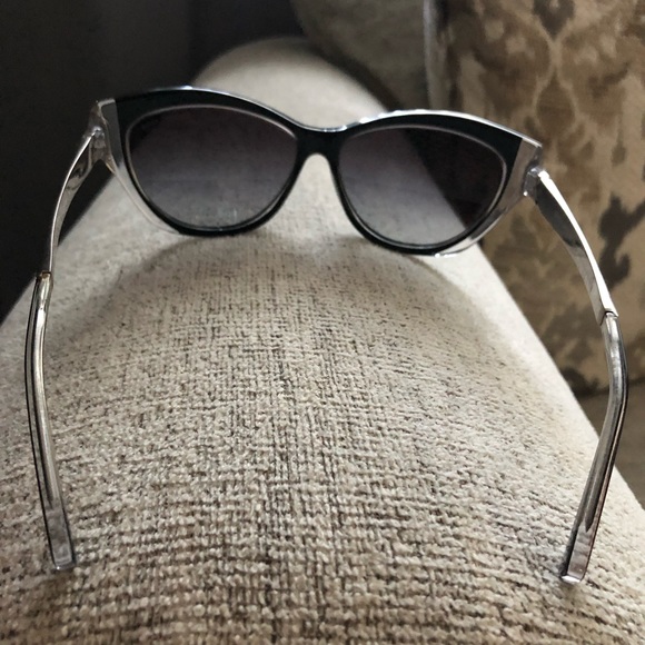Michael kors sunglasses 😎 - Picture 1 of 3